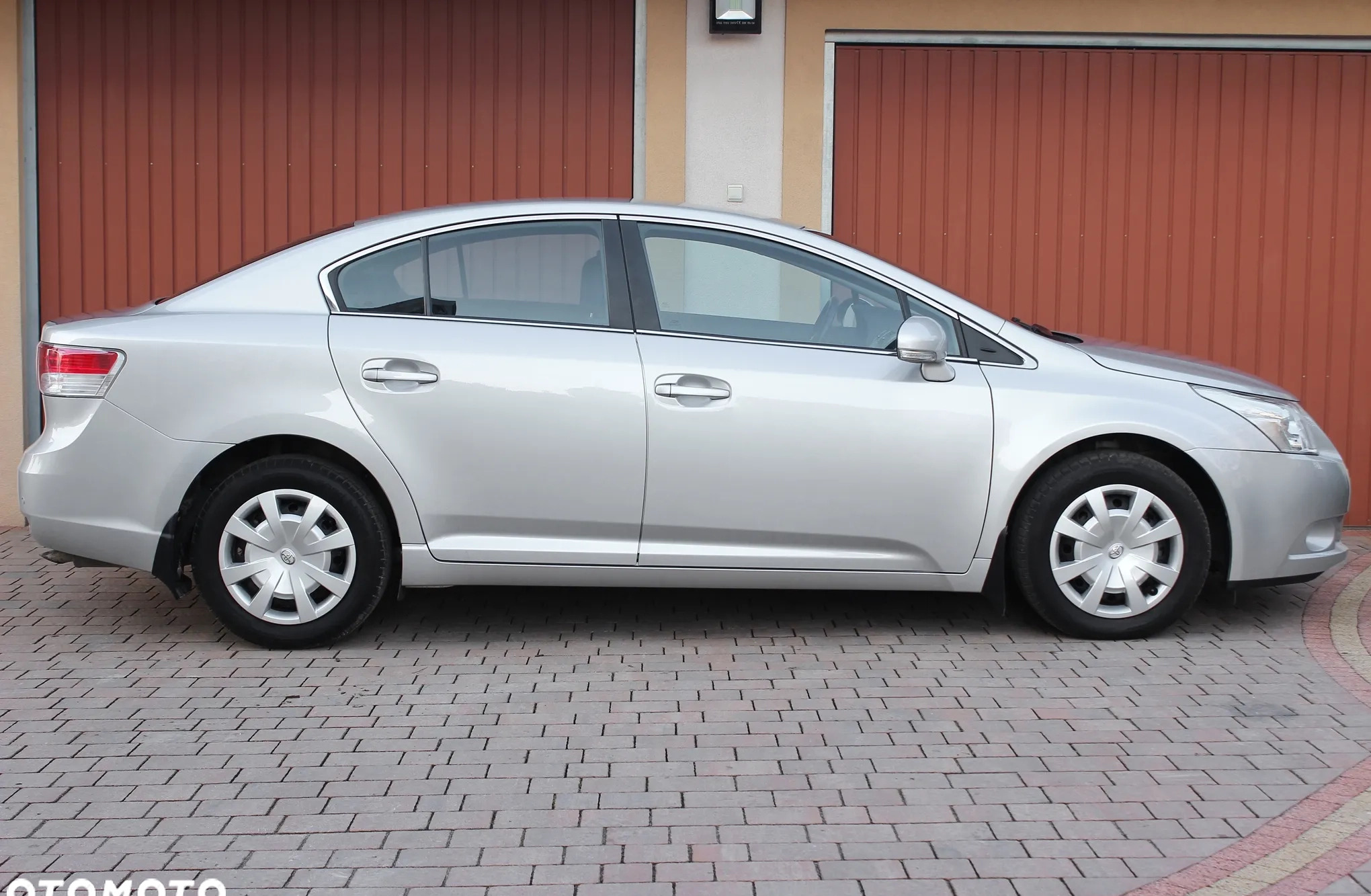 Toyota Avensis cena 41000 przebieg: 84000, rok produkcji 2011 z Poddębice małe 379
